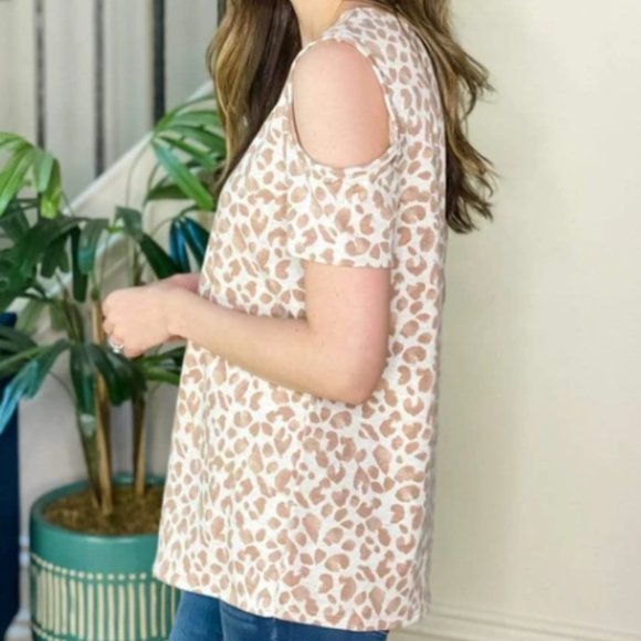Women's Top COLD SHOULDER ANIMAL PRINT - Picture 2 of 4